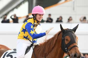 藤田菜七子騎手が中山１２Ｒを８馬身差で制して今年初勝利