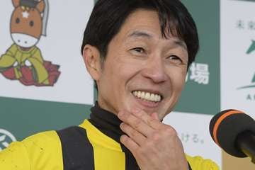 【京都牝馬Ｓ】ソーダズリングが初の１４００メートルで重賞初Ｖ　武豊騎手は３８年連続重賞Ｖに「あと２０年は続けたいですね（笑）」