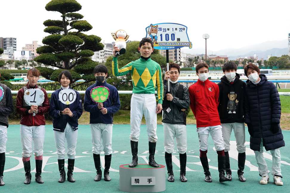 亀田温心騎手がＪＲＡ通算１００勝を達成　「１つでも多く勝つことを目標に」