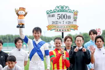 横山武史騎手がＪＲＡ通算５００勝「もっともっと勝てるように頑張ります」
