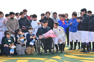 藤井勘一郎騎手の引退式を実施　武豊騎手、デムーロ騎手から花束
