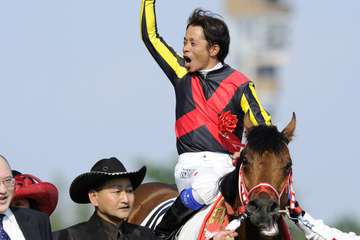 岩田康誠騎手がＪＲＡ通算１万５０００回騎乗を達成
