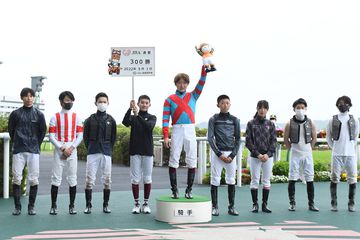 鮫島駿騎手がＪＲＡ通算３００勝を達成