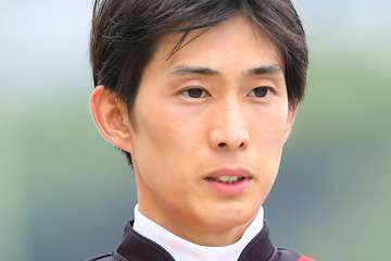 藤岡康太騎手が落馬負傷　桜花賞のエトヴプレは鮫島克駿騎手に乗り替わり