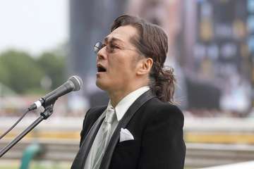 【日本ダービー】石井竜也が国歌独唱　「力を込めて歌わせていただきました」