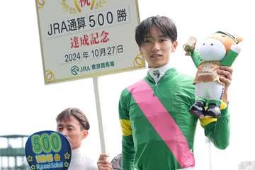 坂井瑠星騎手がJRA通算500勝「きょう達成できてよかったです」