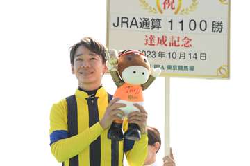 松山弘平騎手がＪＲＡ通算１１００勝達成　「たくさんの方に感謝」