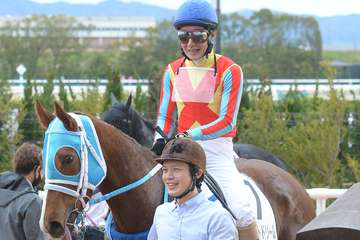 柴田善臣騎手が今年初勝利で最年長勝利記録を更新